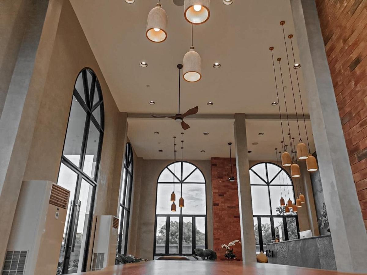 Le Lert Hotel Ratchaburi Екстер'єр фото